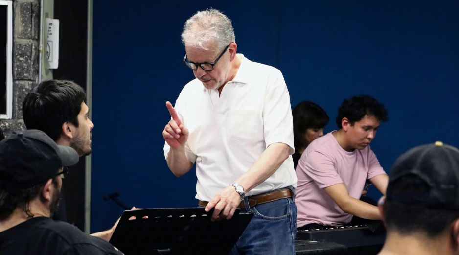 El Maestro Gerardo Rábago da indicaciones al coro. CORTESÍA